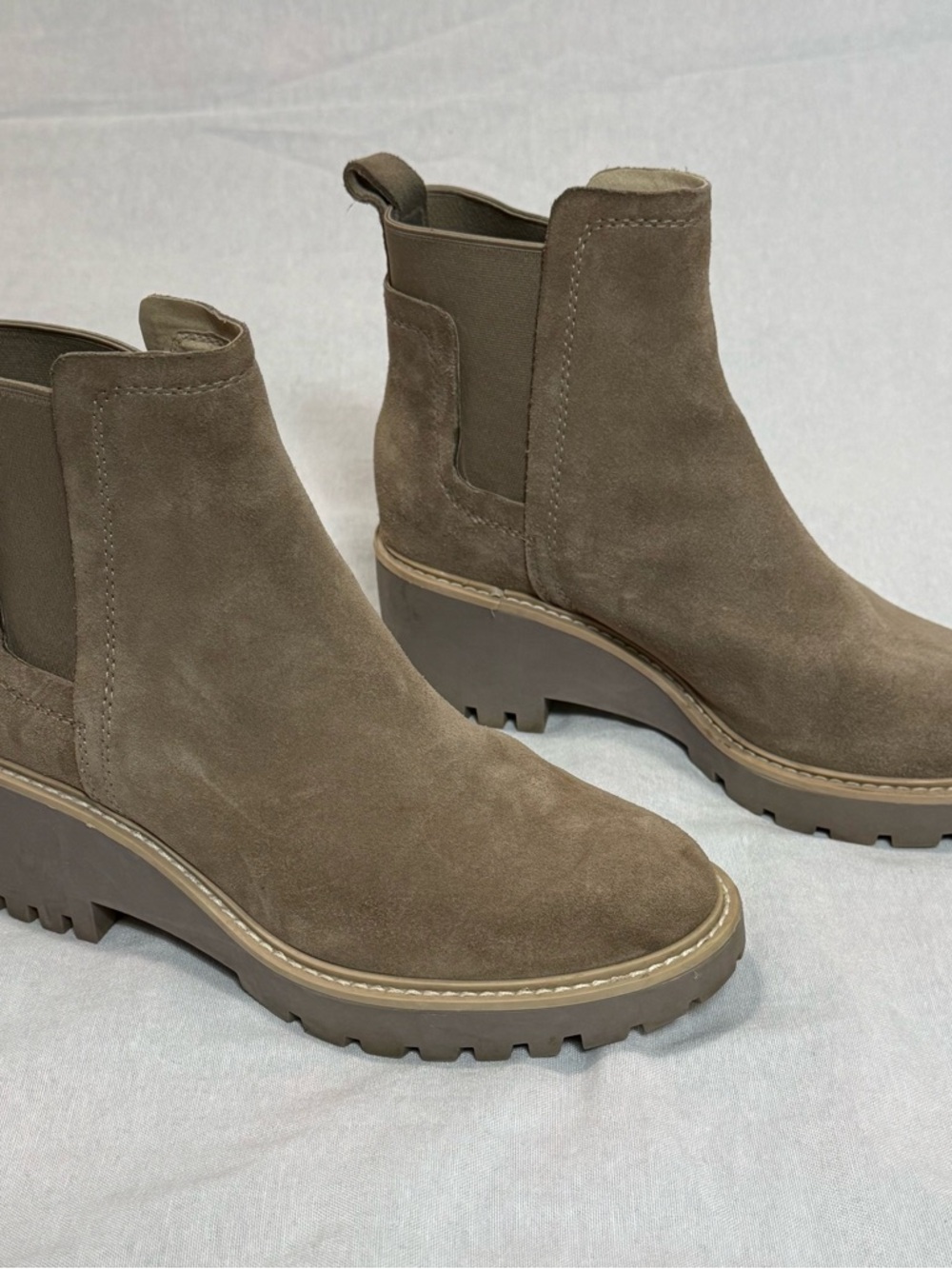 Dolce Vita Suede Chelsea Boots Taupe Lug Sole Platform Ankle 6.5